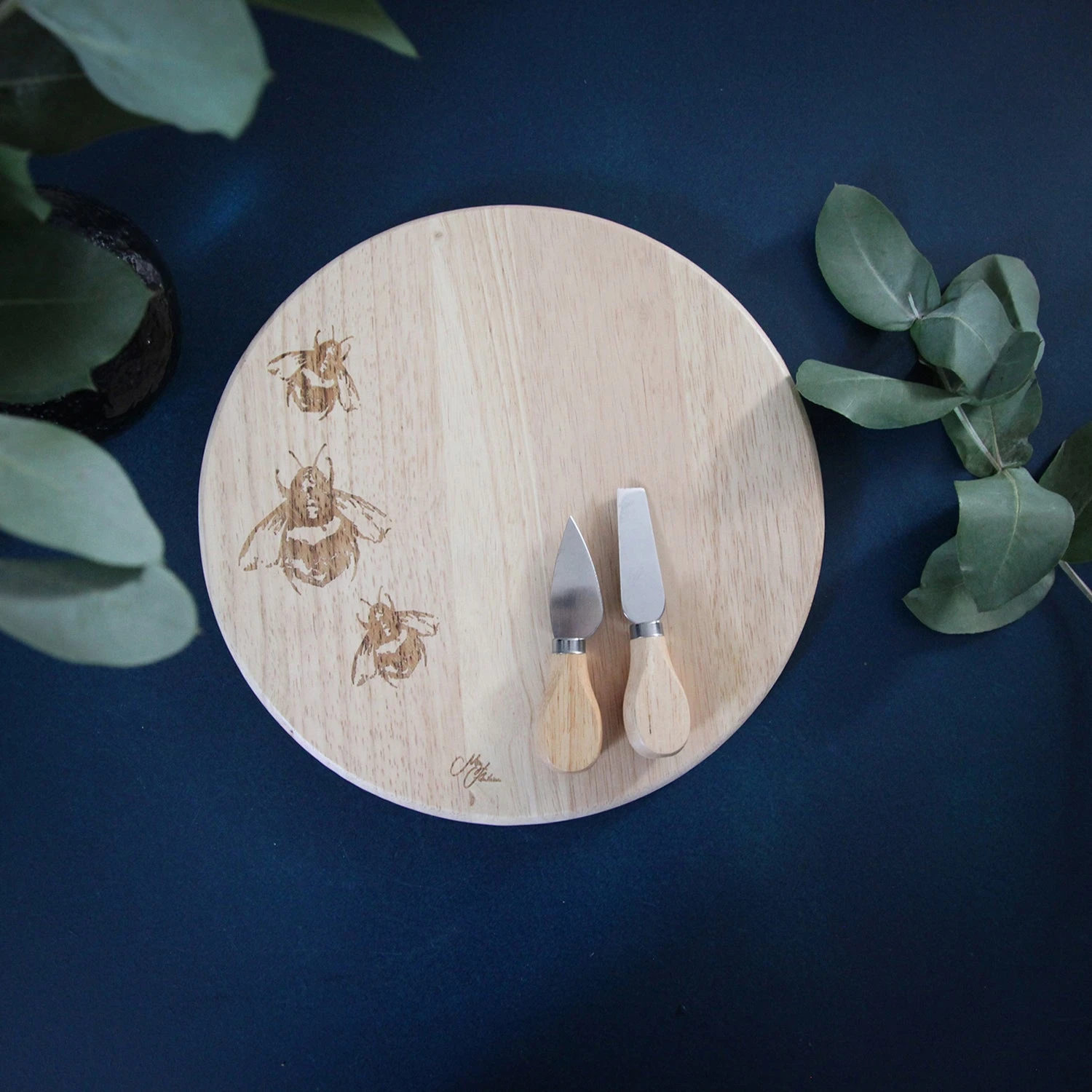 Meg Hawkins Bee Round Cheese Board And Knife Set 2 Meg Hawkins Bee Round Cheese Board And Knife Set - Image 2