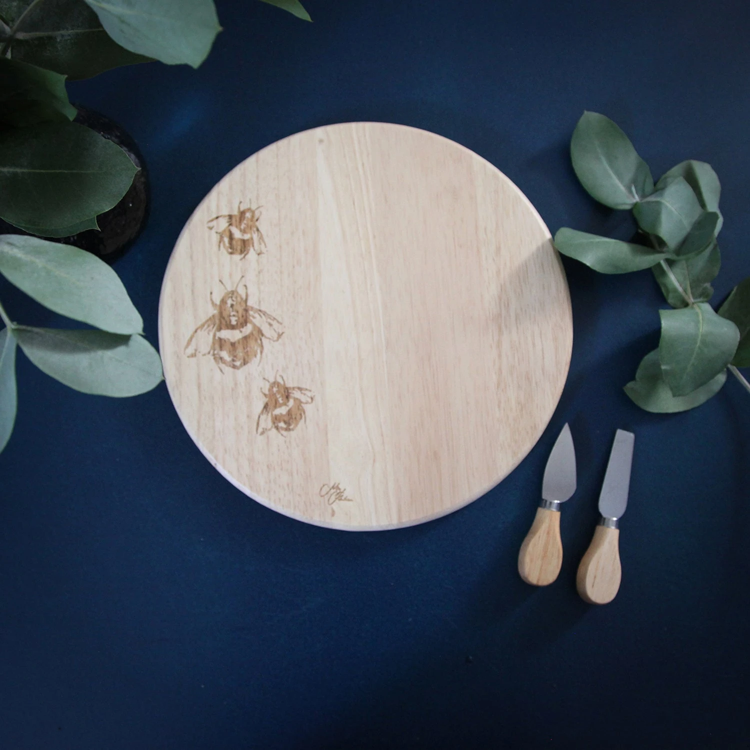 Meg Hawkins Bee Round Cheese Board And Knife Set 5 Meg Hawkins Bee Round Cheese Board And Knife Set - Image 5